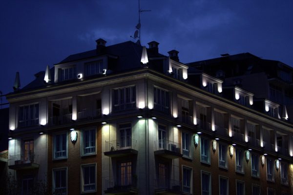 edificio illuminato di notte
